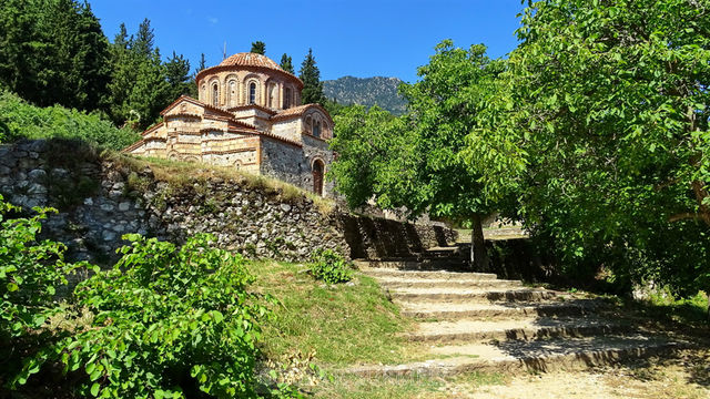 Mystras
Saints-Thodores est une glise en croix grecque  dme octogonal, de sorte que le dme ne repose pas sur quatre arches comme il est de coutume en architecture byzantine, mais sur huit, qui dcrivent un octogone. Ce type de construction, certainement originaire de Constantinople, est frquent en Grce ds le XIe sicle.
Mots-clés: Europe;Grce;Ploponnse,Mystras