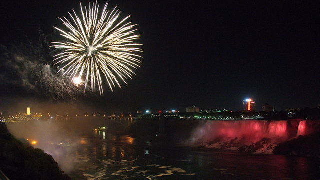 Niagara Falls
feu d'artifice sur les chutes
Mots-clés: Amrique;Canada;Niagara Falls;cours d'eau;chute