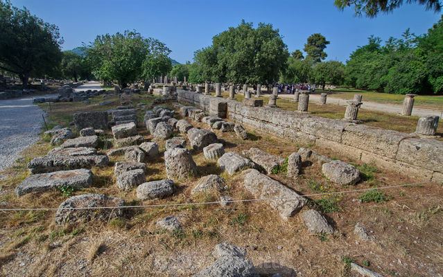 Olympie
Le gymnase remonte  l'poque hellnistique. Les athltes y pratiquaient les sports ncessitant de la place dont le javelot, le disque et la course. Il est constitu d'un grand espace rectangulaire central (120 m sur 200 m) bord de portiques doriques. Le portique est fait d'une double colonnade, avait la longueur d'un stade et permettait donc de s'entraner  la course, mme par mauvais temps.
Mots-clés: Europe:Grce;Ploponnse;Olympie