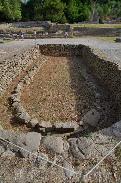 Olympie
L'Hraion, le temple d'Hra, utilis aussi  l'origine pour le culte de Zeus, est probablement le premier difice dorique connu du Ploponnse. Il date des environs de 600 av. J.-C.
Mots-clés: Europe:Grce;Ploponnse;Olympie