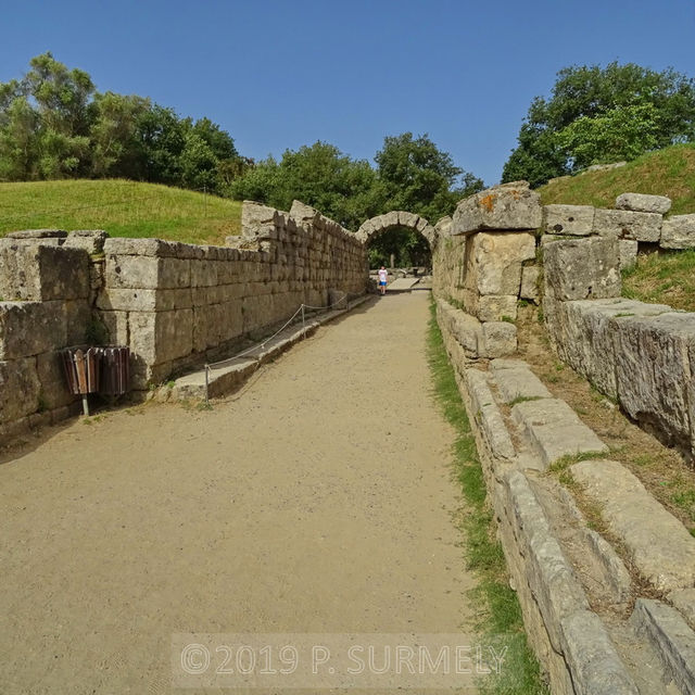 Olympie
Les athltes, les juges et les prtres accdaient au stade par la crypte, un troit couloir de 32 mtres, amnage au IIIe sicle av. J.-C.
Mots-clés: Europe:Grce;Ploponnse;Olympie