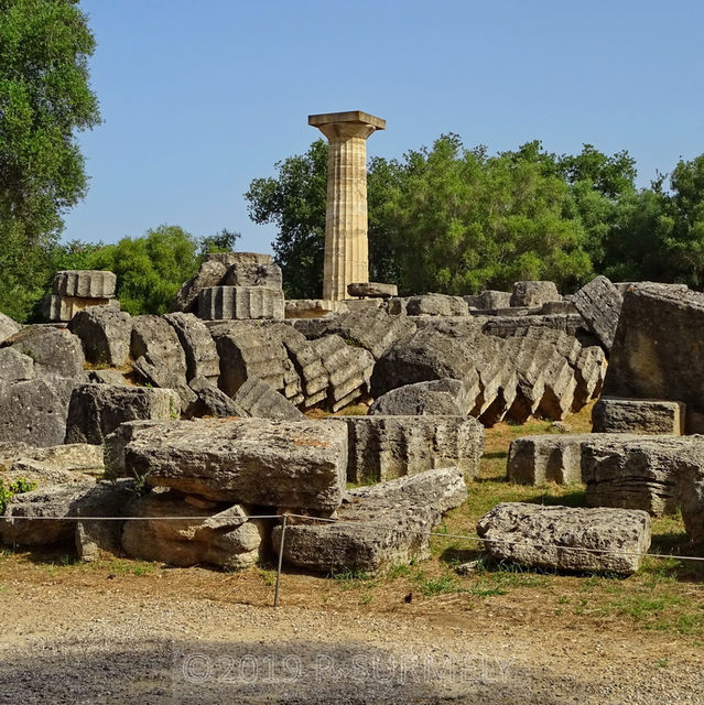 Olympie
Le temple colossal de Zeus Olympien, de style dorique (64,2 m de long, 24,6 m de large), fut rig entre 470 et 456 av. J.-C. Il subit plusieurs catastrophes, notamment un incendie volontaire vers 426 ap. J.-C., et un tremblement de terre un sicle plus tard, qui le dtruisit.
Mots-clés: Europe:Grce;Ploponnse;Olympie