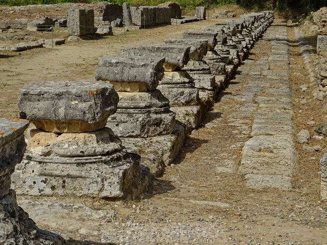 Olympie
le lonidaion, grand btiment, divis en chambres et appartements, agrment de jardins et de fontaines, est un logis de luxe, construit en 330 av. J.-C.  l'extrieur de lAltis, au sud-ouest, servant d'htellerie pour les htes de marque et les athltes.
Mots-clés: Europe:Grce;Ploponnse;Olympie