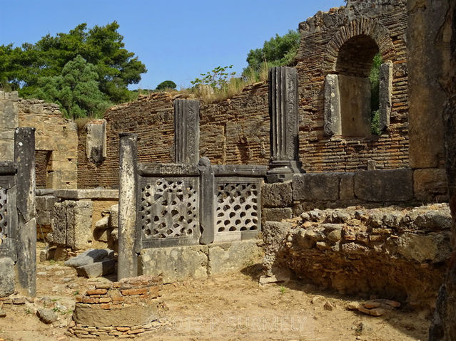 Olympie
 l'ouest du temple de Zeus se trouvent les vestiges d'un btiment identifi grce  Pausanias et aux fouilles du XIXe sicle comme l'atelier utilis par Phidias pour crer sa statue chryslphantine de Zeus, qui compte parmi les Sept Merveilles du monde. Les dimensions, 32 m  14,5, sont exactement celle de la cella du temple.
Mots-clés: Europe:Grce;Ploponnse;Olympie