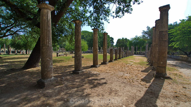 Olympie
La palestre remonte au IIIe sicle av. J.-C. Elle a le mme plan carr qu'un gymnase, mais elle est plus petite. Les athltes s'y entranaient aux sports ne ncessitant pas trop de place : lutte et saut principalement.
Mots-clés: Europe:Grce;Ploponnse;Olympie