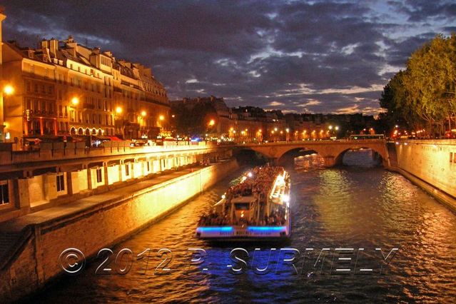 Bateau mouche sur la Seine
          
Keywords: Europe;France;Paris;Seine