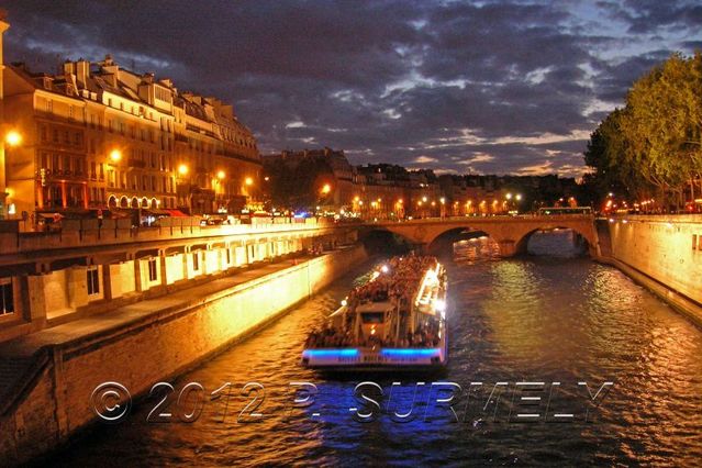 Bateau mouche sur la Seine
          
Mots-clés: Europe;France;Paris;Seine