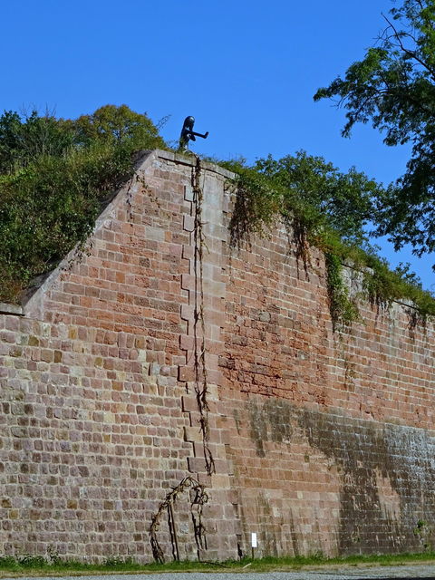 Bien trop haut pour sauter
Mots-clés: Alsace:Neuf-Brisach;exposition;art