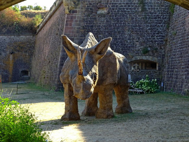 Le rhinocros
Mots-clés: Alsace:Neuf-Brisach;exposition;art